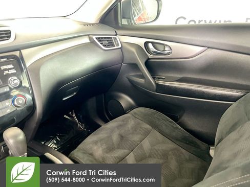 Used 2016 Nissan Rogue S AWD/4WD image 25