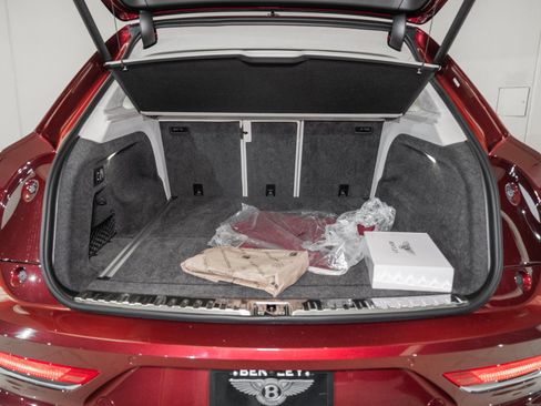 Used 2025 Bentley Bentayga image 11