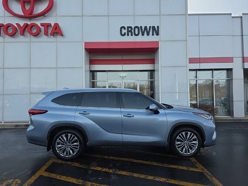 Used 2021 Toyota Highlander Platinum image 2
