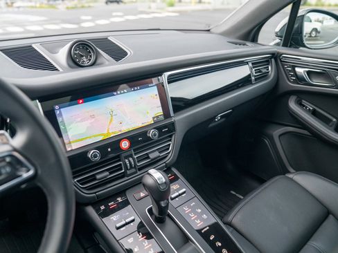 Used 2025 Porsche Macan image 16
