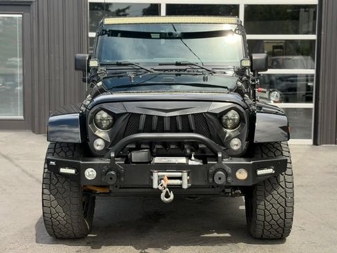 Used 2018 Jeep Wrangler Unlimited Sahara AWD/4WD image 2