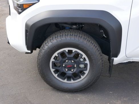 Certified 2024 Toyota Tacoma TRD Off-Road AWD/4WD image 8
