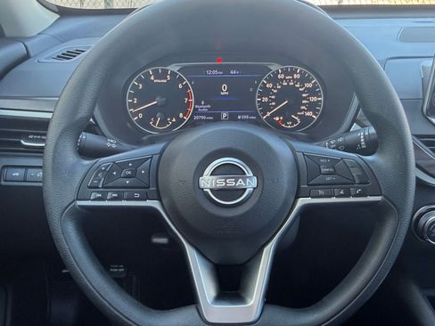 Used 2025 Nissan Altima 2.5 SV image 25