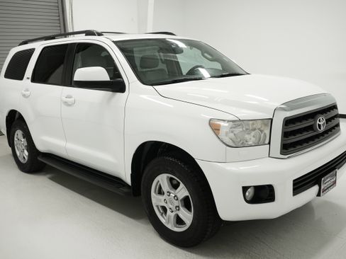 Used 2016 Toyota Sequoia SR5 image 3