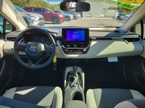 Used 2025 Toyota Corolla LE image 2