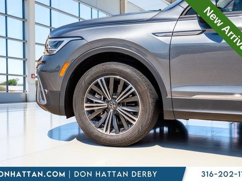 Used 2024 Volkswagen Tiguan SE FWD image 32