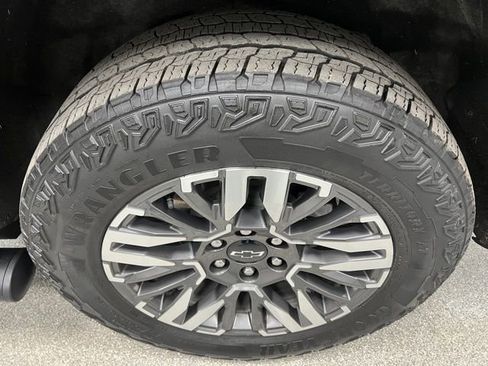 Used 2025 Chevrolet Tahoe Z71 w/ Comfort Package image 18