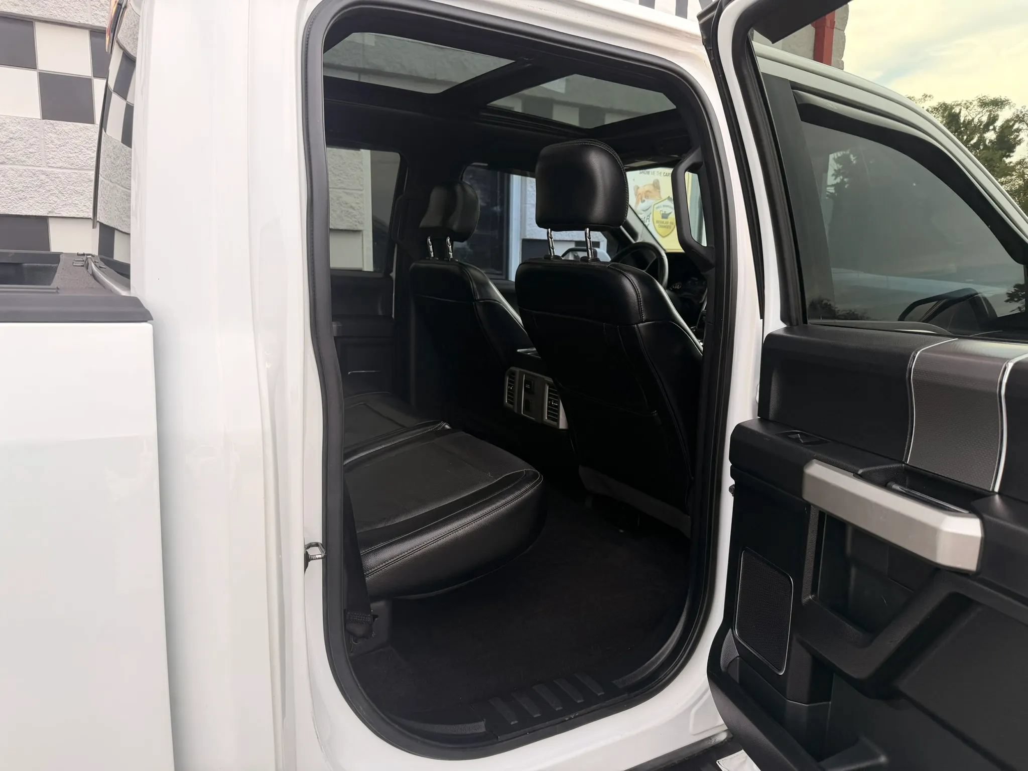 Used 2015 Ford F150 Lariat RWD image 29