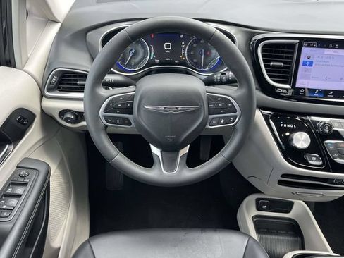 Used 2024 Chrysler Pacifica Touring-L FWD image 17