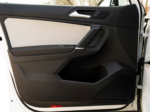 Used 2020 Volkswagen Tiguan SE w/ Panoramic Sunroof Package image 36