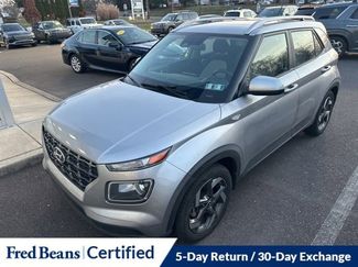 Used 2023 Hyundai Venue SEL video 3