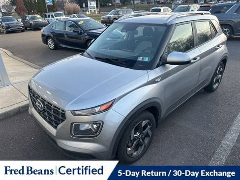 Used 2023 Hyundai Venue SEL image 3