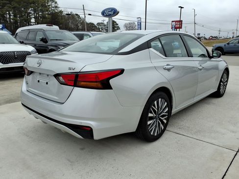 Used 2024 Nissan Altima 2.5 SV FWD image 5
