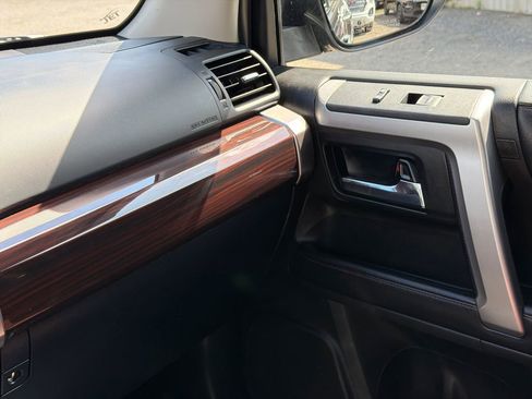 Used 2018 Toyota 4Runner Limited AWD/4WD image 31