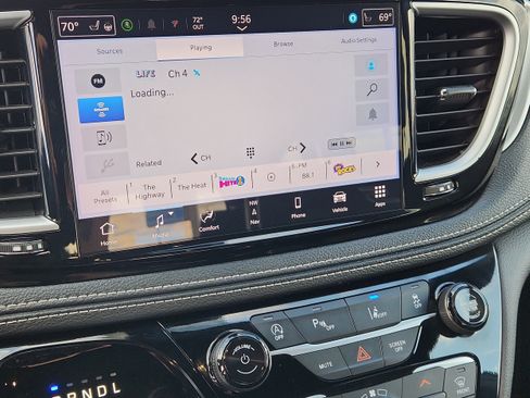 Used 2025 Chrysler Pacifica Limited FWD image 19