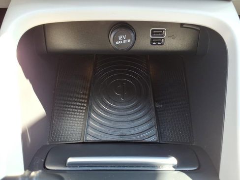 Used 2019 Volvo XC40 T4 Momentum FWD image 28