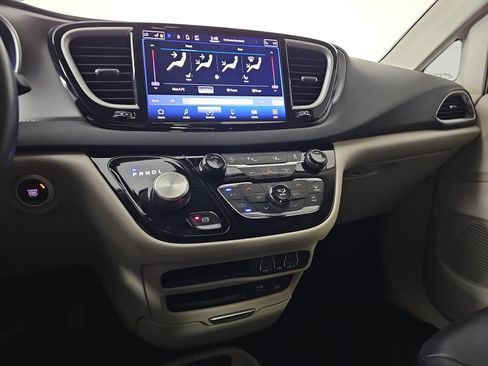 Used 2022 Chrysler Pacifica Touring-L FWD image 18