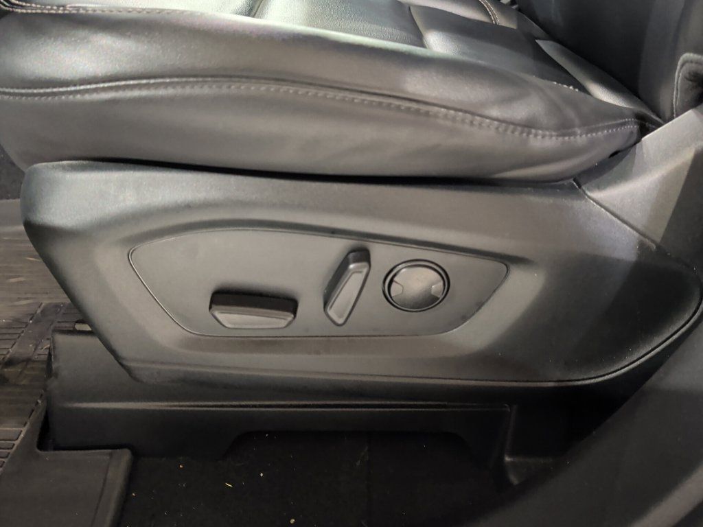 Used 2023 Ford Explorer XLT w/ Equipment Group 202A AWD/4WD image 15