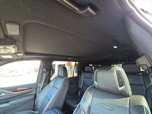 Used 2022 Cadillac Escalade ESV Premium Luxury image 12
