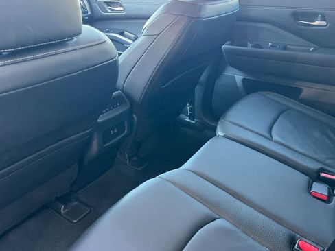 Certified 2025 Nissan Pathfinder SL image 5