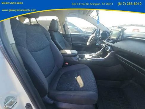 Used 2020 Toyota RAV4 LE FWD image 9