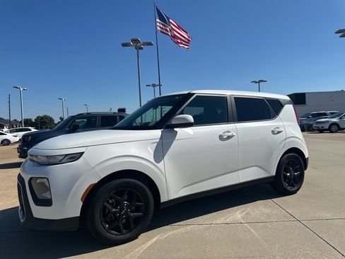 Used 2022 Kia Soul S image 2