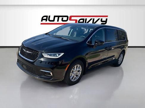 Used 2024 Chrysler Pacifica Touring-L FWD image 3