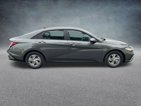 Used 2025 Hyundai Elantra SE image 33