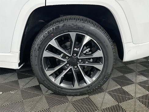 New 2025 Jeep Grand Cherokee Overland image 17