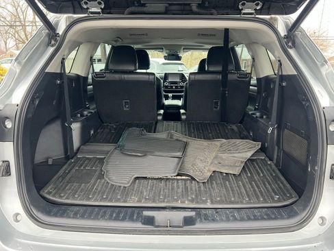 Used 2022 Toyota Highlander XLE image 19
