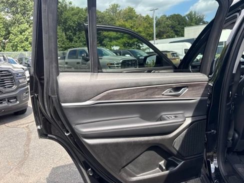 Used 2023 Jeep Grand Cherokee L Limited AWD/4WD image 32