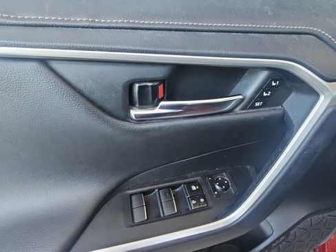 Used 2019 Toyota RAV4 Limited FWD image 5