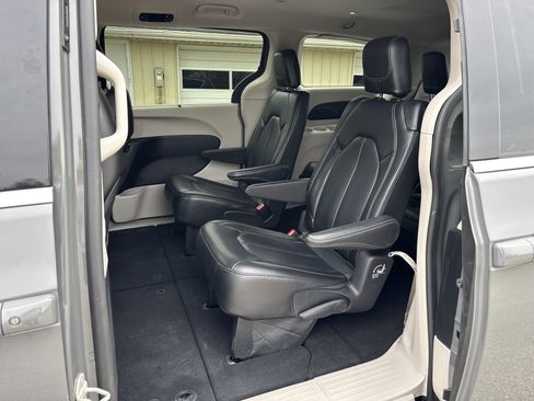 Used 2023 Chrysler Pacifica Touring-L FWD image 30