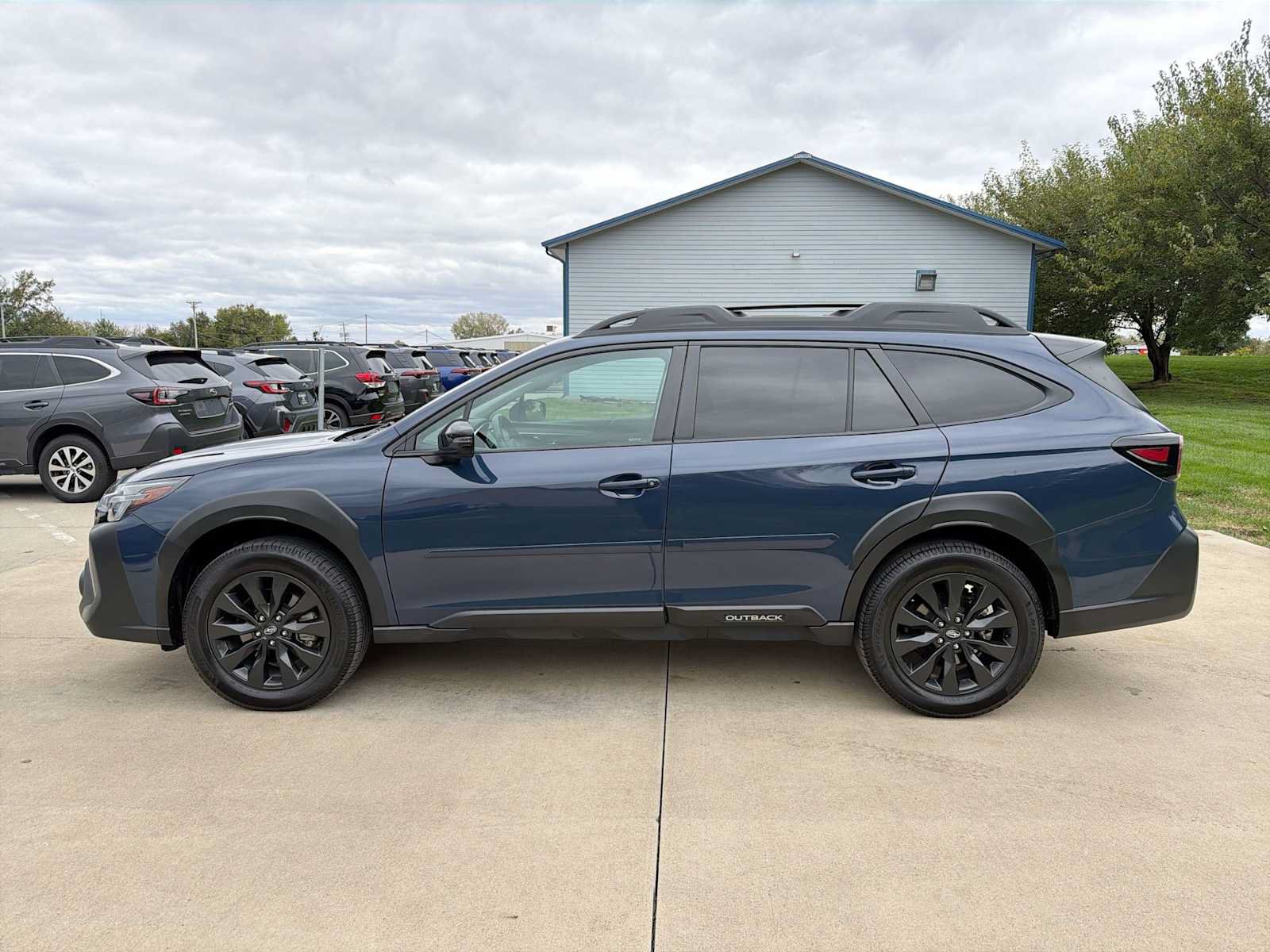 Used 2023 Subaru Outback Onyx Edition AWD/4WD image 3