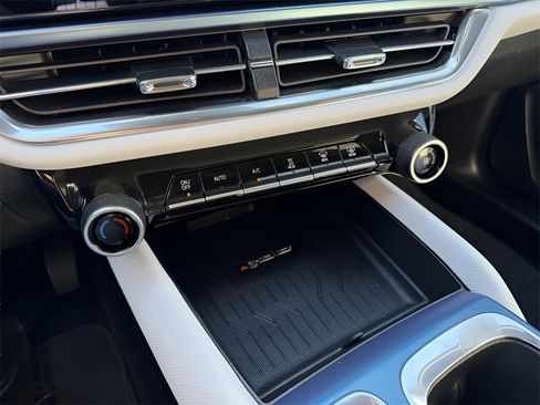 Used 2025 Chevrolet Equinox EV LT image 28