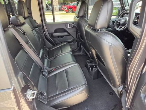 Used 2020 Jeep Gladiator Overland AWD/4WD image 14
