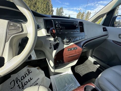 Used 2014 Toyota Sienna XLE image 25