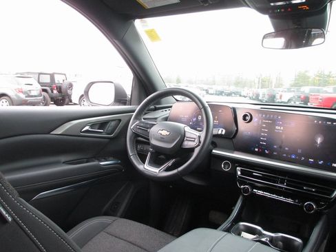 Used 2024 Chevrolet Traverse LS image 23