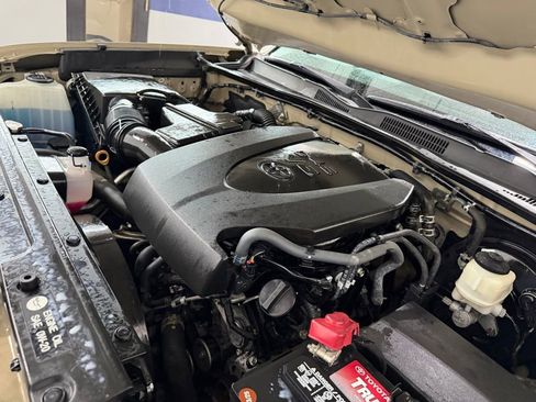 Used 2019 Toyota Tacoma SR5 AWD/4WD image 8