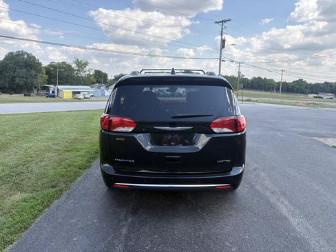 Used 2017 Chrysler Pacifica Limited FWD image 3