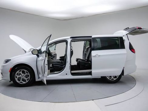 Used 2024 Chrysler Pacifica Limited FWD image 19