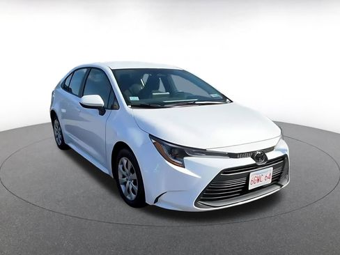 Used 2025 Toyota Corolla LE image 3