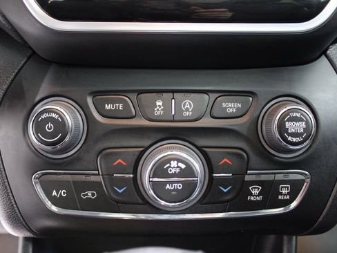 Used 2022 Jeep Cherokee Limited image 35