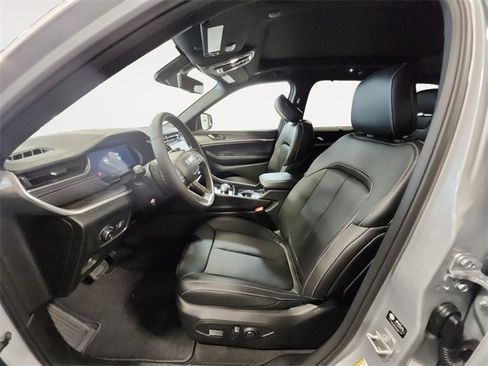 New 2025 Jeep Grand Cherokee Limited w/ Luxury Tech Group II image 9