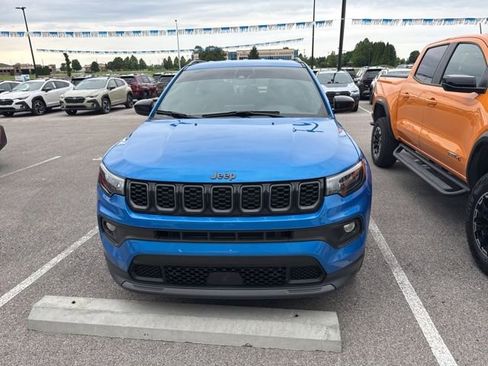Used 2025 Jeep Compass Latitude w/ Convenience Group AWD/4WD image 2