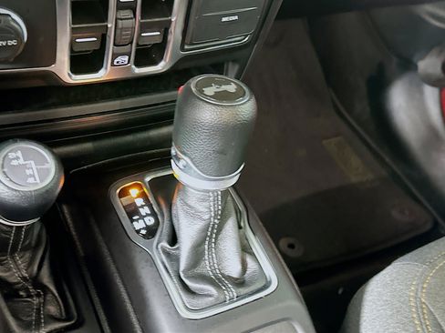 Used 2025 Jeep Wrangler Unlimited Sahara AWD/4WD image 24