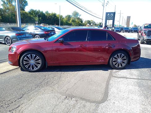 Used 2018 Chrysler 300 Touring w/ Sport Appearance Package image 4