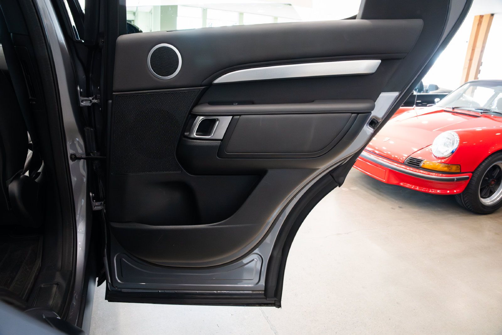 Used 2020 Land Rover Discovery Landmark AWD/4WD image 23