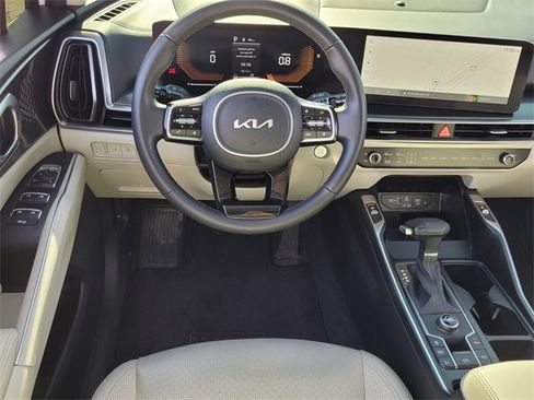 Used 2025 Kia Sorento EX w/ Panoramic Sunroof Package image 10