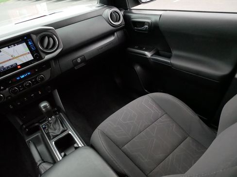 Used 2017 Toyota Tacoma TRD Off-Road AWD/4WD image 11